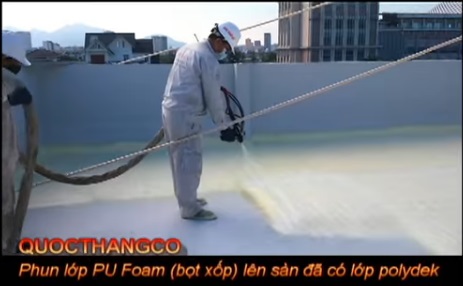 Hình ảnh phun PU Foam lên sàn mái
